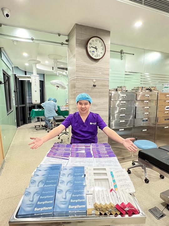 Bác sĩ Hoàng Tuấn cùng tổng hợp lượng giấy tư vấn